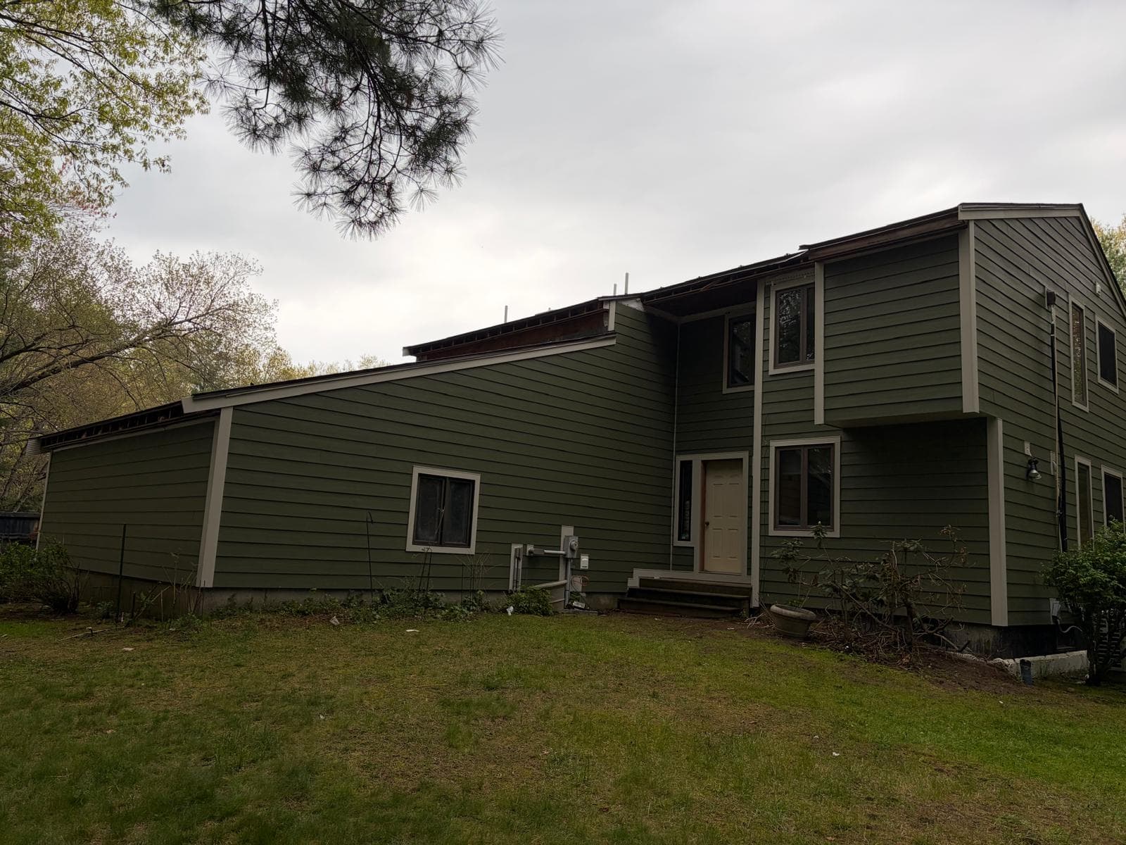 Back angle of Carlisle home showing finished James Hardie ColorPlus deep green siding and trim
